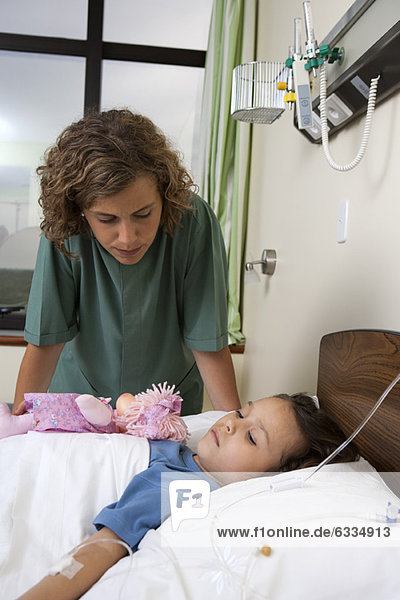 Krankenschwester tröstend krankes Mädchen im Krankenhaus