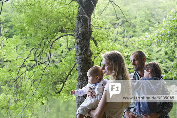 Familie mit zwei Kindern im Wald