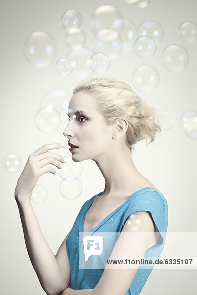 Junge Frau umgeben von Blasen,  Portrait