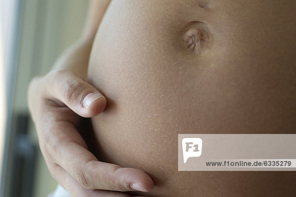 Bauch der schwangeren Frau  Nahaufnahme