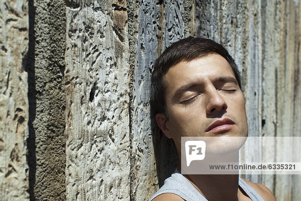 Mittelalterlicher Mann beim Sonnenbaden mit geschlossenen Augen  Porträt