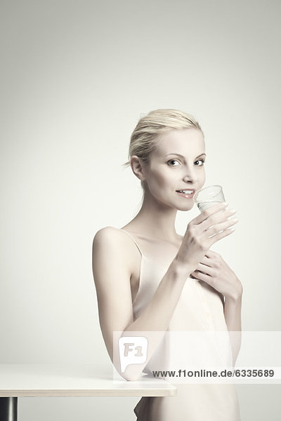 Junge Frau mit Wasserglas  Porträt
