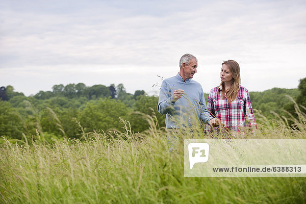 Vater und Tochter im hohen Gras