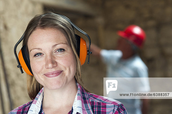 Bauarbeiter mit Kopfhörer