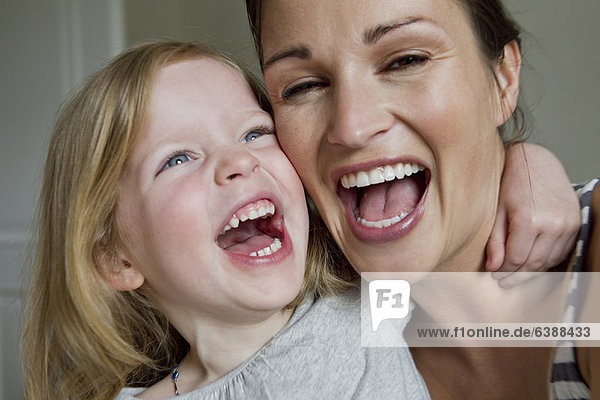 Nahaufnahme von Mutter und Tochter beim Lachen