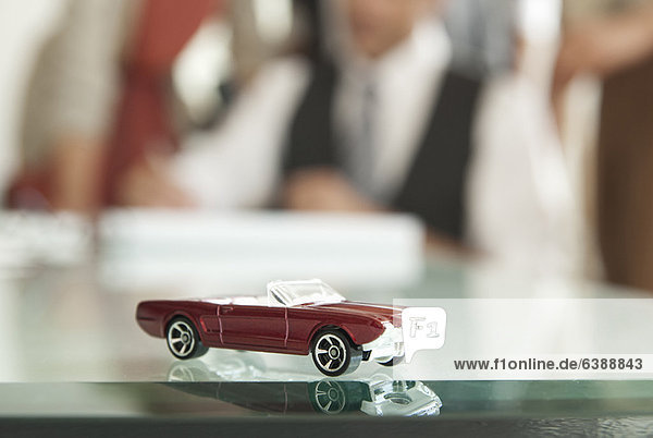 Nahaufnahme des Spielzeugautos auf dem Schreibtisch