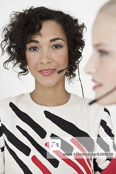 Geschäftsfrauen mit Headsets