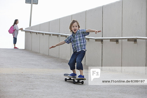 Junge fährt Skateboard auf Rampe