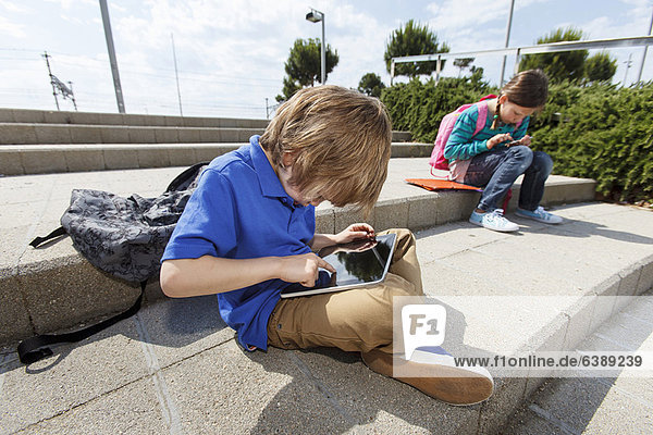 Junge mit Tablet-Computer im Freien