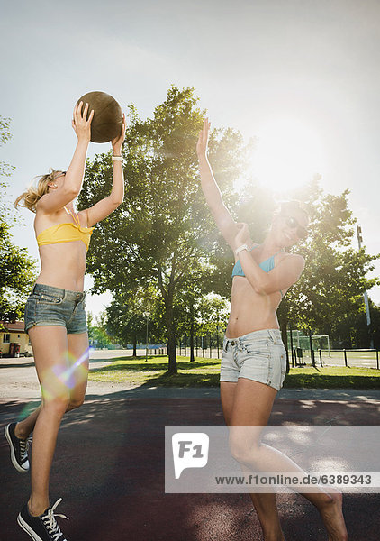 Teenager-Mädchen spielen Basketball