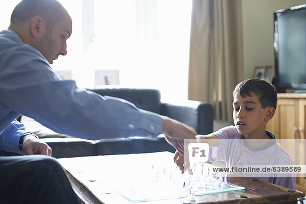 Vater und Sohn beim gemeinsamen Schachspiel