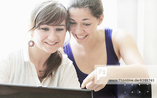 Teenager Mädchen mit Laptop zusammen