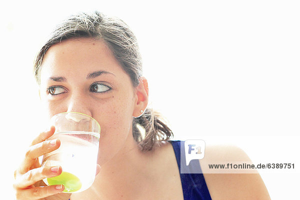 Teenager Mädchen Trinkwasser