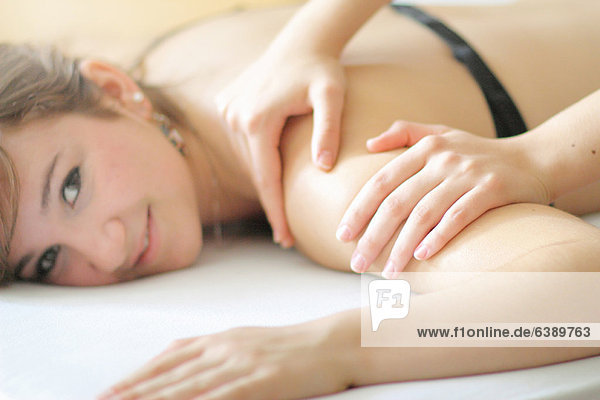 Nahaufnahme einer Frau mit Massage
