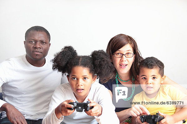 Familie spielt zusammen Videospiele