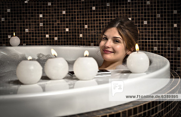 Lächelnde Frau entspannt im Bad