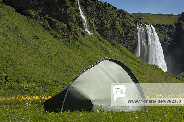Zelt  Wasserfall Seljalandsfoss am Fluss Seljalands·  Ringstraße  Su_urland  Süd-Island  Island  Europa