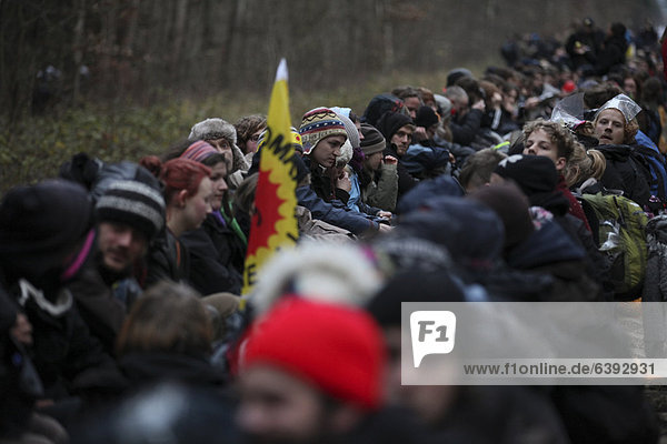 Castor-Transport nach Gorleben Demonstranten blockieren die Gleise Harlingen Niedersachsen Deutschland Europa