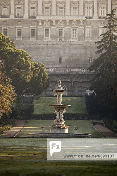Madrid Hauptstadt Europa Monarchie Palast Schloß Schlösser Garten Herbst Spanien