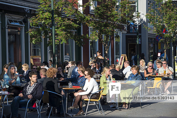 Menschen draußen im CafÈ oder Restaurant  Straßenleben  ReykjavÌk  Island  Europa