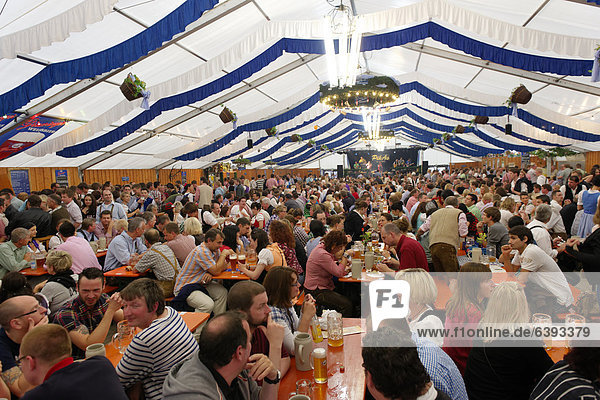 Bierzelt  Altöttinger Hofdult  Volksfest  Altötting  Oberbayern  Bayern  Deutschland  Europa