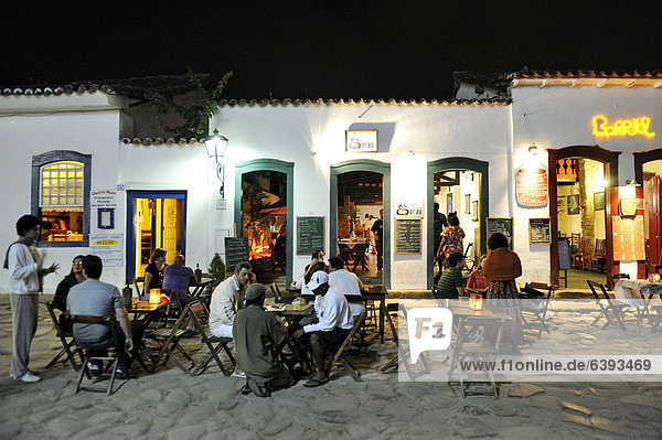 Touristen in Straßenrestaurant bei Nacht  historische Altstadt von Paraty oder Parati  Costa Verde  Bundesstaat Rio de Janeiro  Brasilien  Südamerika