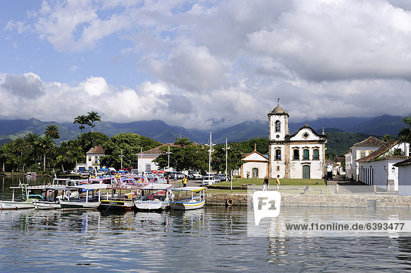 Fischerhafen und Kirche Santa Rita  Paraty oder Parati  Costa Verde  Bundesstaat Rio de Janeiro  Brasilien  Südamerika