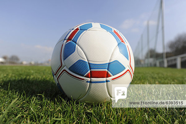Offizieller Spielball der Fußball-Bundesliga auf einem Rasenplatz