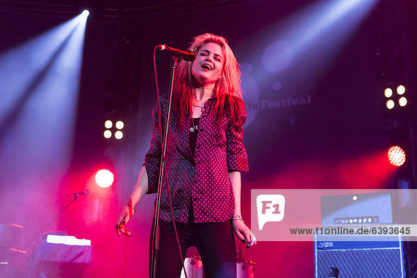 Sängerin Alison Mosshart von der britisch-amerikanischen Rockband The Kills live im Luzernersaal des KKL beim Blue Balls Festival in Luzern  Schweiz  Europa