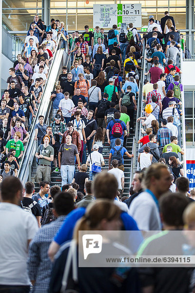 Menschenmassen auf der Gamescom weltgrößte Messe für interaktive Unterhaltungselektronik Video- und Computerspiele Über 600 Aussteller aus über 40 Ländern zeigen neue Computerspiele und Zubehör