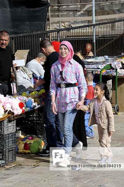 Palästinenserin mit Kopftuch und modischer Kleidung  mit einem Mädchen an der Hand am Damaskustor  Arabisches Viertel  Jerusalem  Israel  Vorderasien  Naher Osten