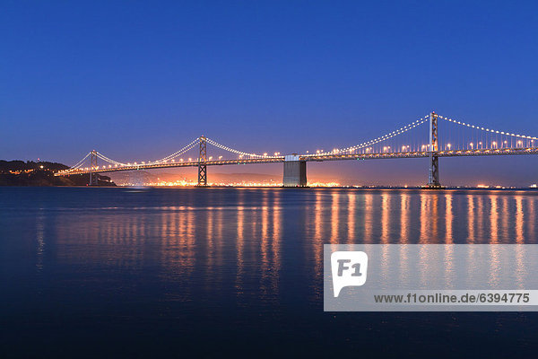 Oakland Bay Bridge in der Abenddämmerung  San Francisco  Kalifornien  USA  Nordamerika