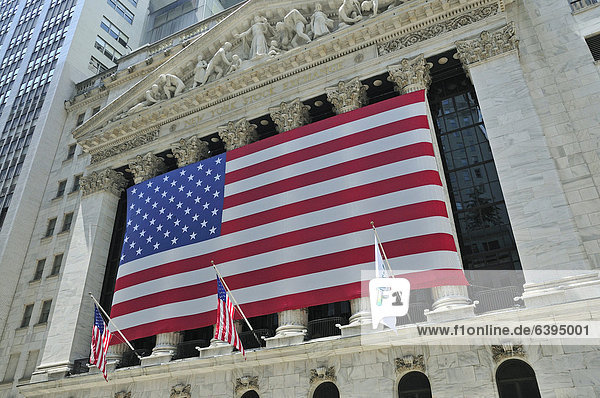 Fassade der New York Stock Exchange, Börse mit USA-Nationalflagge an der Wall Street, Financial ...