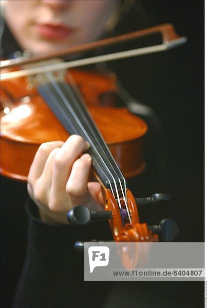 Junge Frau spielt Violine