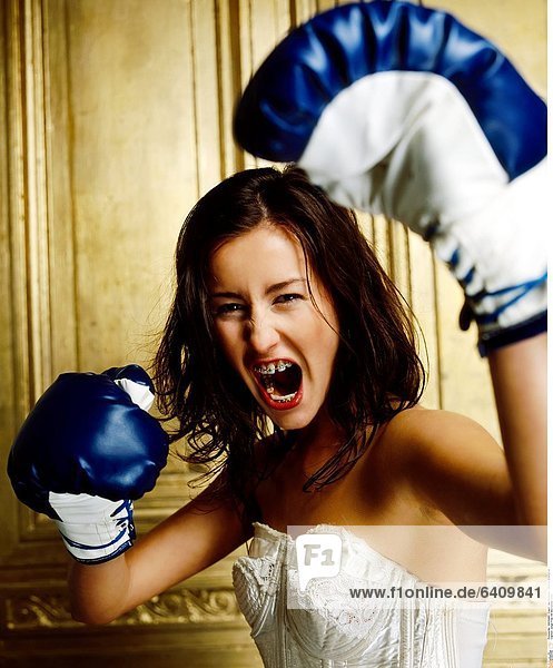 Junge Frau mit Boxhandschuhen