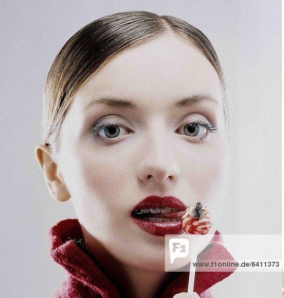 Junge Frau mit knallroten Lippen
