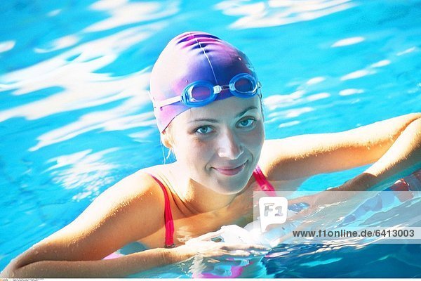 Frau beim Schwimmen *** Local Caption ***