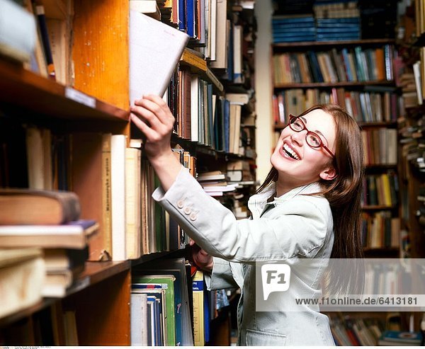 Eine Studentin in der Bibliothek