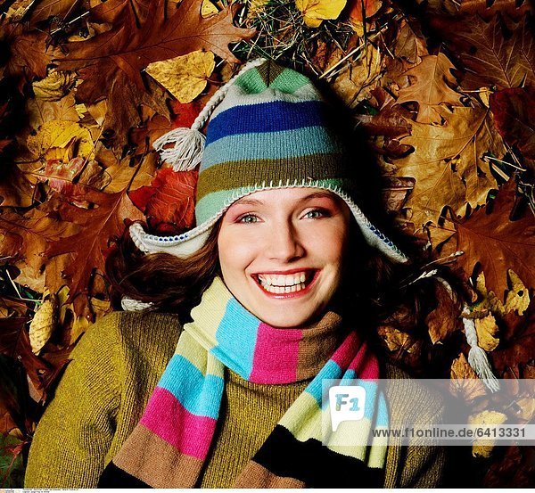 Junge Frau im Herbst