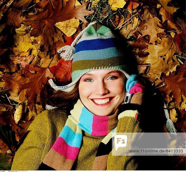 Junge Frau im Herbst