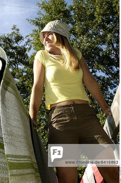 Junge Frau im Park