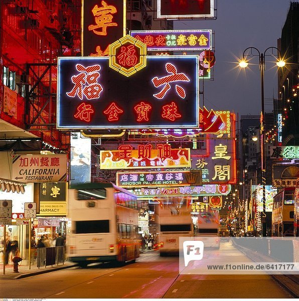 Nathan Road bei Nacht Kowloon Hongkong China