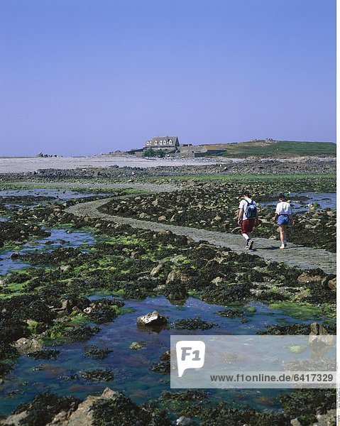 Urlauber wandern zur Lihou Insel Guernsey