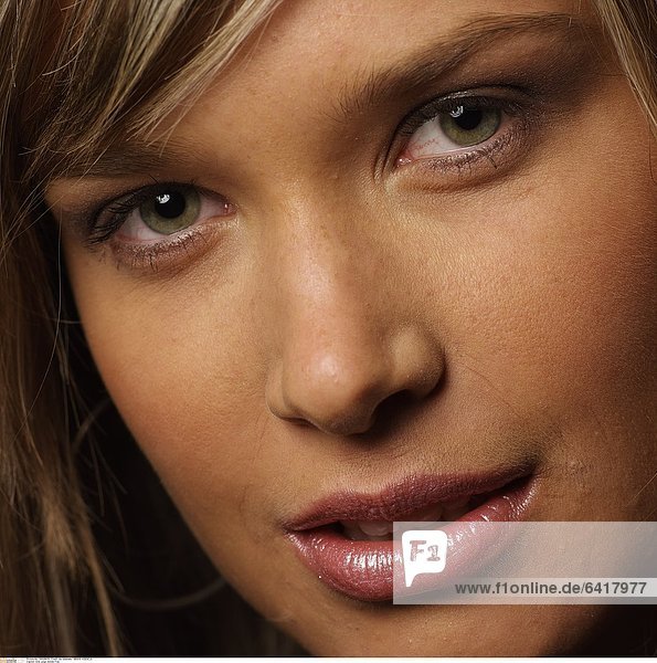 Eine junge blonde Frau