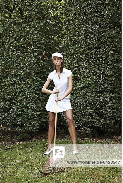 Frau bei der Gartenarbeit