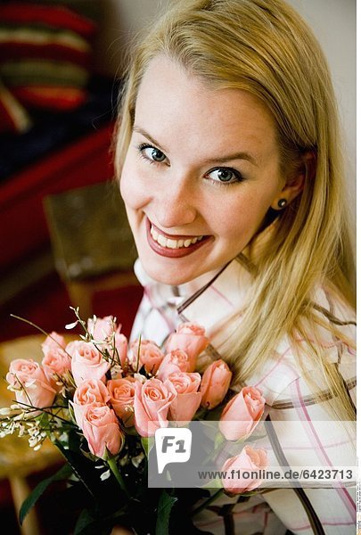 Frau mit einem Strauß Rosen