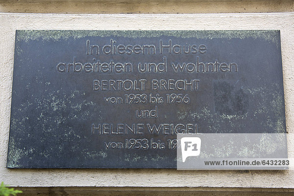 Gedenktafel für Bertolt Brecht und Helene Weigel  Berlin  Deutschland  Europa
