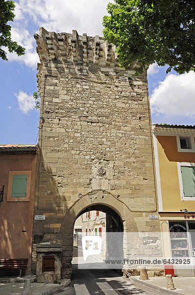 Altes Stadttor in Pernes-les-Fontaines  Vaucluse  Provence-Alpes-Cote d'Azur  Südfrankreich  Frankreich  Europa  ÖffentlicherGrund