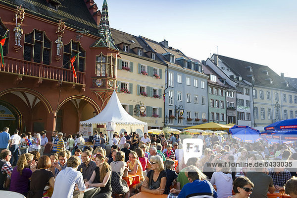 Weinfest auf dem Münsterplatz  Freiburg im Breisgau  Schwarzwald  Baden-Württemberg  Deutschland  Europa