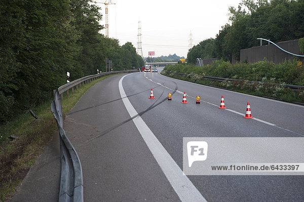 Schleuderspuren und zerstörte Leitplanke  tödlicher Verkehrsunfall auf der B 29  Honda-Fahrer durchbrach Leitplanke  Großheppach  Baden-Württemberg  Deutschland  Europa